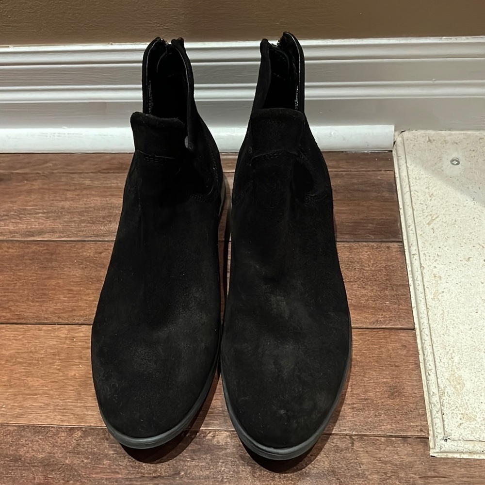 Born Footwear L Black Suede Booties NWOT